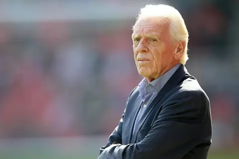 وفاة ليو بينهاكر المدير الفني الأسبق لريال مدريد ومنتخب هولندا